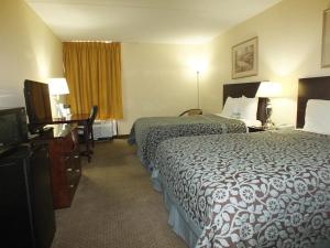 Days Inn by Wyndham Indianapolis Northeast客房内的一张或多张床位