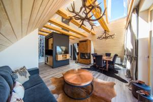 salon z niebieską kanapą i stołem w obiekcie udanypobyt Apartament Sky SPA w Zakopanem