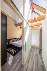 Łóżko lub łóżka w pokoju w obiekcie udanypobyt Apartament Sky SPA