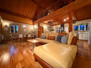 Posezení v ubytování The Maoli Peaceful Retreat Hot Tub