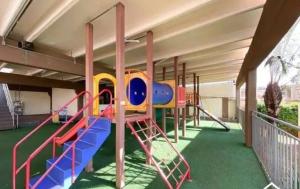 un parque infantil en un edificio con tobogán en Apartamento Novo em Londrina, en Londrina