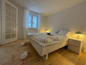 オーデンセにあるModern & Unique property in Odense centrum - FREE PARKINGの白いシーツと窓のあるベッドのある寝室