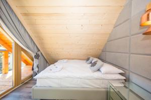Łóżko lub łóżka w pokoju w obiekcie udanypobyt Apartament Sky SPA