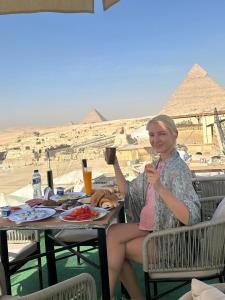 Inside Pyramids Hotel italokat is kínál