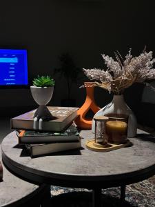 a table with books and vases on top at شقة غرفتين فاخرة في البيعة in Taif