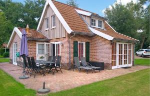 a house with a table and chairs in the yard at Buitengoed Het Lageveld - 135 in Hoge-Hexel