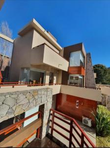 une grande maison avec une clôture devant dans l'établissement Departamento muy cerca del mar, à Mar de las Pampas