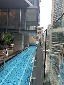 ein Swimmingpool an der Seite eines Gebäudes in der Unterkunft Cozy City-view home in the central CBD in Sydney