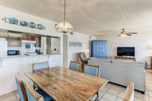 Kuchyň nebo kuchyňský kout v ubytování Oceans Of Amelia - 309