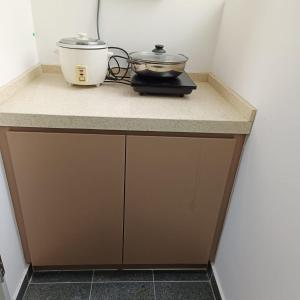 eine Theke mit einem Topf und einem Mixer darauf in der Unterkunft Rania Homestay Sensory in Kajang