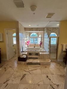 een grote badkamer met een bad en een wastafel bij Wellington Hideaway Villa in Wellington +32 foto's