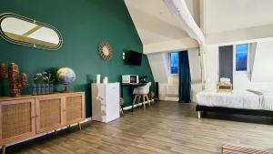 Afbeelding uit fotogalerij van Suite Détente #7# - Jacuzzi & Projection self check in in Roubaix