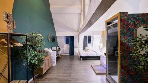 Afbeelding uit fotogalerij van Suite Détente #7# - Jacuzzi & Projection self check in in Roubaix +9 foto's