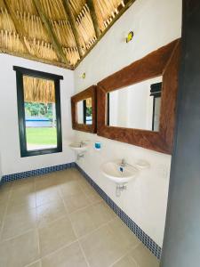 a bathroom with two sinks and two windows at Apartamento Campestre con Confort y Exclusividad in Flandes