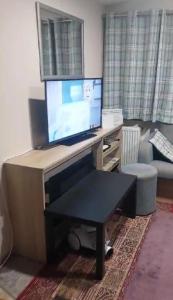 einen Computerschreibtisch mit Monitor darüber in der Unterkunft Lovely 6 Berth Caravan With Wi-Fi At Dovercourt Holiday Park In Essex Ref 44201G in Great Oakley