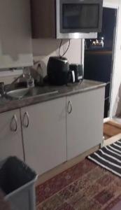 eine Küche mit einer Theke mit einem Fernseher darauf in der Unterkunft Lovely 6 Berth Caravan With Wi-Fi At Dovercourt Holiday Park In Essex Ref 44201G in Great Oakley