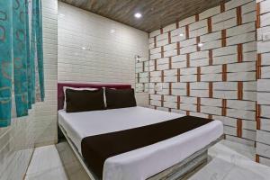 Ένα ή περισσότερα κρεβάτια σε δωμάτιο στο Hotel O Taj Lodging and Boarding