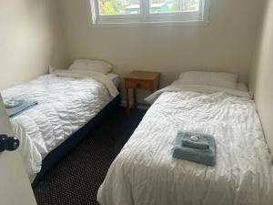 GeurieMitchell Inn Geurie的一间卧室配有两张床,并提供芳香