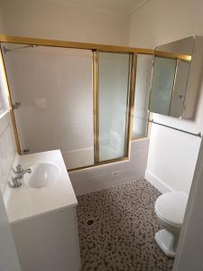 GeurieMitchell Inn Geurie的配有马桶、水槽和淋浴的浴室