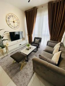 TV a/nebo společenská místnost v ubytování Izz'man Homestay Level 33 Troika Kota Bharu + 18 fotografií