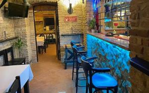 un bar con sgabelli blu in un ristorante di Alba Hostel a Praga