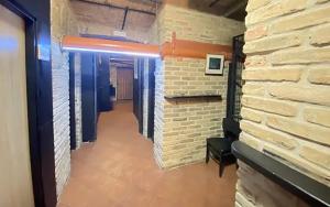 un corridoio in un edificio con muro di mattoni di Alba Hostel a Praga