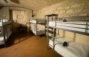 Letto o letti in una camera di Alba Hostel