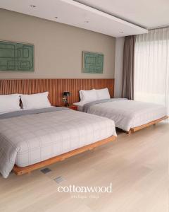 Un ou plusieurs lits dans un hébergement de l'établissement Cottonwood Villa Pavana - Heated pool Fitness LayarTancep200inch 23 autres photos