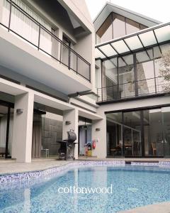 Piscine de l'établissement Cottonwood Villa Pavana - Heated pool Fitness LayarTancep200inch ou située à proximité