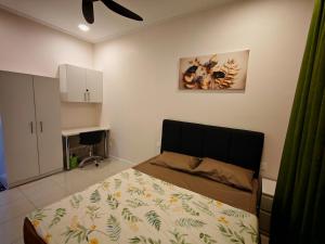 Ένα ή περισσότερα κρεβάτια σε δωμάτιο στο Arrisa Guest House d'Anderson Ipoh Perak +6 φωτογραφίες