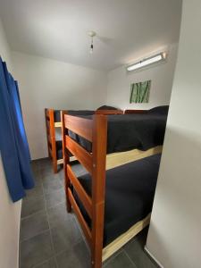 een slaapkamer met twee stapelbedden in een kamer bij Departamento cómodo in Jesús María