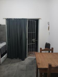 een deur met een poort in een kamer met een tafel bij Departamento cómodo in Jesús María