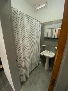 een badkamer met een wastafel, een toilet en een douche bij Departamento cómodo in Jesús María