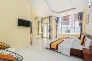 TV a/nebo společenská místnost v ubytování Nhà phố nguyên căn Free Bida & Loa karaoke - 4 phòng ngủ - 30 Võ Thị Sáu - Bãi sau