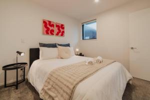 Кровать или кровати в номере Cozy 2Bedroom - Kitchen Yard Central Location