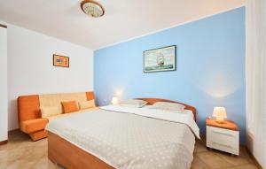 En eller flere senge i et værelse på 1 Bedroom Cozy Apartment In Savudrija