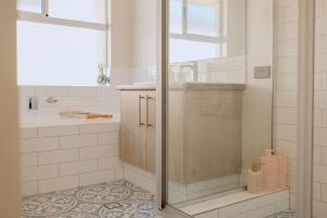 ダンズボローにあるPapillon Dunsborough Family & Pet Friendly Holiday Homeの浴室のガラス扉付きシャワー +89枚の写真