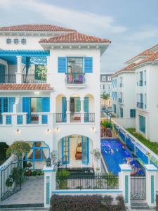 une image d'une maison avec piscine dans l'établissement Chuỗi villa 7 ngủ Sun Feria - gần Bãi Biển - Bể Bơi - Đầy đủ tiện nghi, à Hạ Long