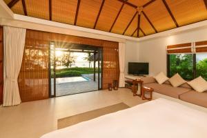TV a/nebo společenská místnost v ubytování The Royal Sands Koh Rong