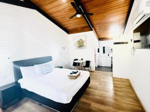 Jetty Motel The Entrance客房内的一张或多张床位