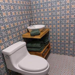 Ένα μπάνιο στο Departamento Yotao