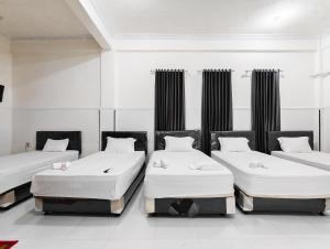 Кровать или кровати в номере RedDoorz at Bangkalan