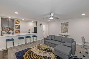 a living room with a couch and a kitchen at Urban Oasis 1-Bedroom Condo in Atlanta in Atlanta
