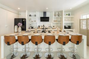 Drinks på APHRODITE POOL VILLA - Old City I 7 Bed Rooms I Daily Housekeeping