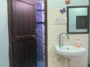 un bagno con lavandino e specchio di Prakash homestay a Ayodhya