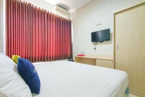 TV a/nebo společenská místnost v ubytování Urbanview Hotel Pondok Mas Cirebon By RedDoorz
