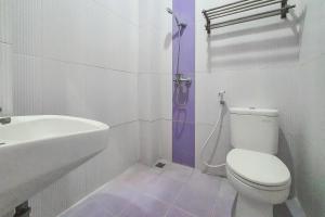 Koupelna v ubytování Urbanview Hotel Pondok Mas Cirebon By RedDoorz