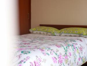 En eller flere senge i et værelse på Piale Palms Makenzie Beach Front Apartment, Larnaca + 72 billeder