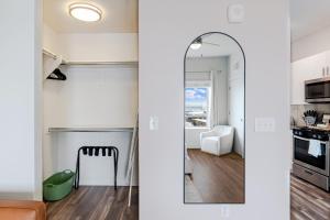 Kuchyň nebo kuchyňský kout v ubytování Convention Ctr Studio! Designer! Spa,pool,gym,pkg!