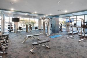 Fitness centrum a/nebo fitness zařízení v ubytování Convention Ctr Studio! Designer! Spa,pool,gym,pkg!